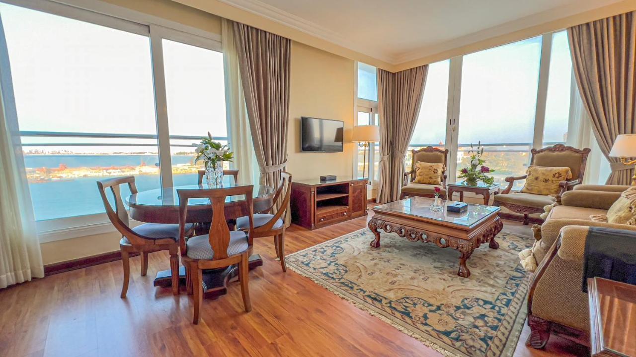 Helnan Royal Palestine Hotel - Montazah Gardens 亚历山大港 外观 照片 A living room in a hotel suite