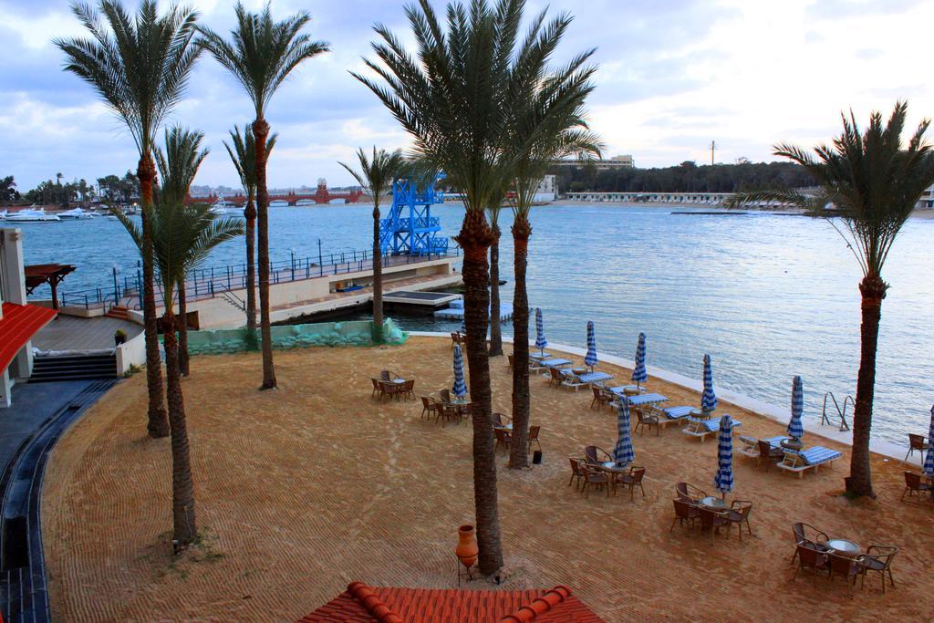 Helnan Royal Palestine Hotel - Montazah Gardens 亚历山大港 外观 照片 The beach at the Arizona Biltmore