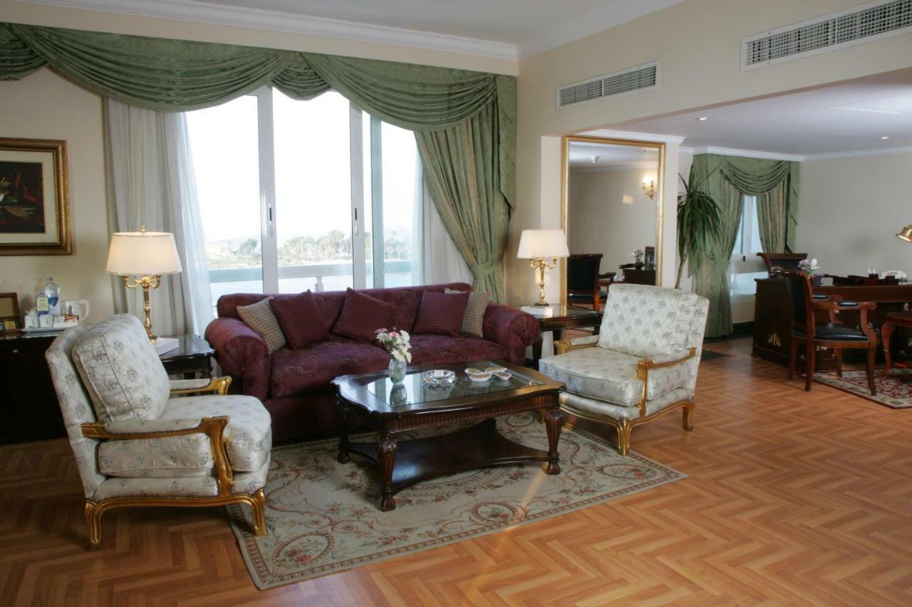 Helnan Royal Palestine Hotel - Montazah Gardens 亚历山大港 外观 照片 A living room in a suite at the Four Seasons Hotel, Cairo
