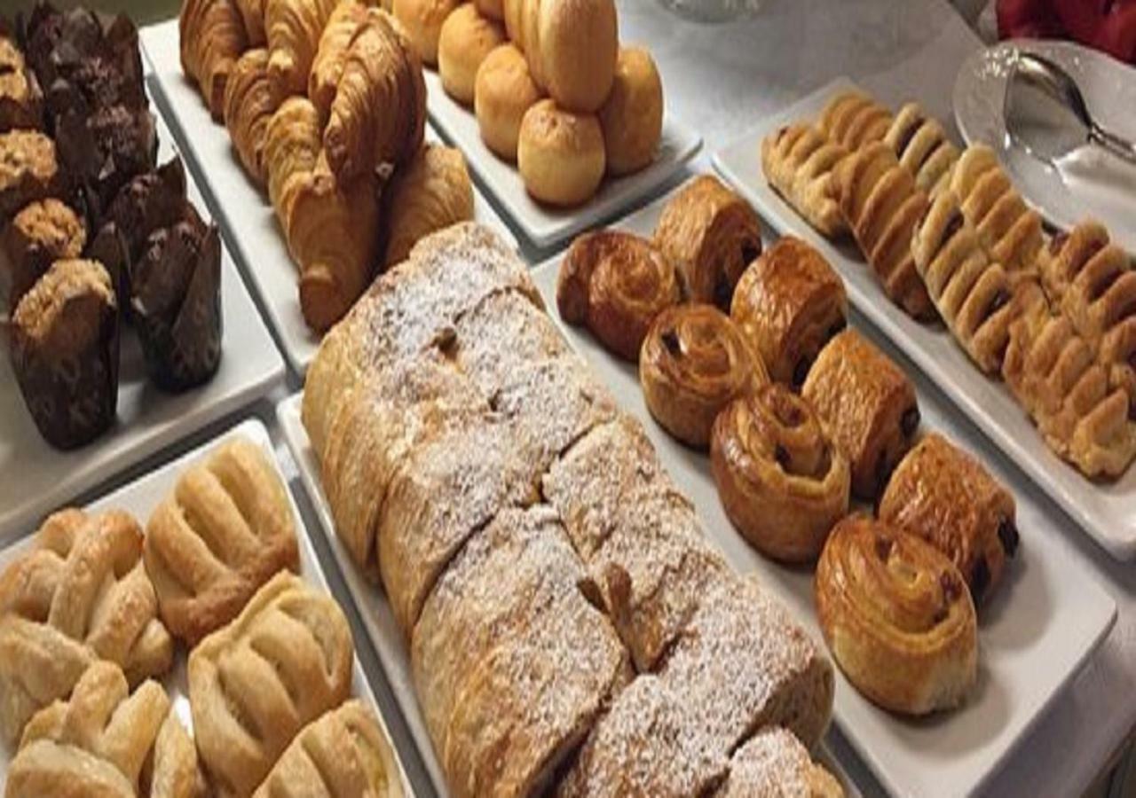 Helnan Royal Palestine Hotel - Montazah Gardens 亚历山大港 外观 照片 A selection of pastries